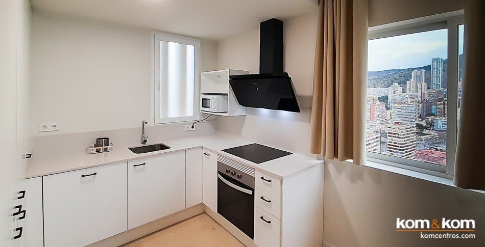 Cocina blanca y negra en apartamento en Benidorm